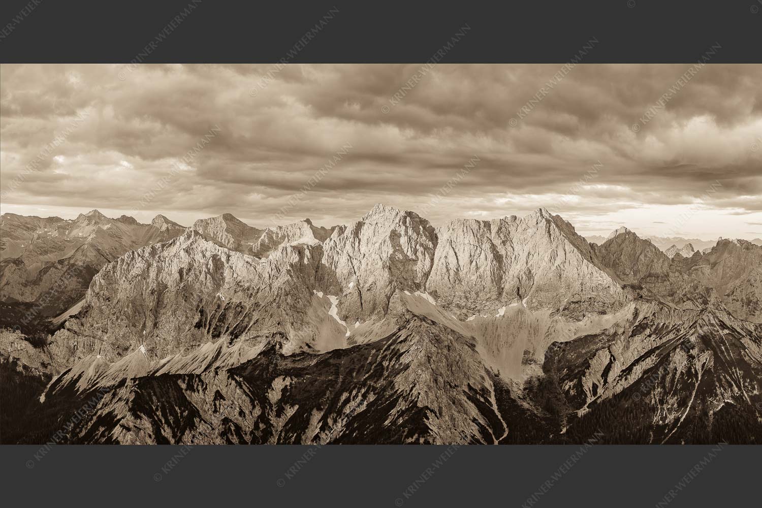 Erstes Sonnenlicht auf Raffelspitze, Hochkarspitze, Wörner und die nördliche Karwendelkette - Firewall 2:1 sepia -- Morgenstimmung Hochkarspitze Wörner im Karwendel - mehr Infos bei www.Kriner-Weiermann.de