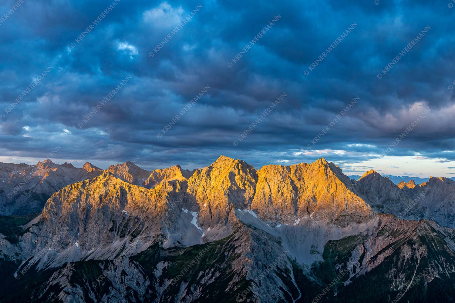 Erstes Sonnenlicht auf Raffelspitze, Hochkarspitze, Wörner und die nördliche Karwendelkette - Firewall 3:2  -- Morgenstimmung Hochkarspitze Wörner im Karwendel - mehr Infos bei www.Kriner-Weiermann.de