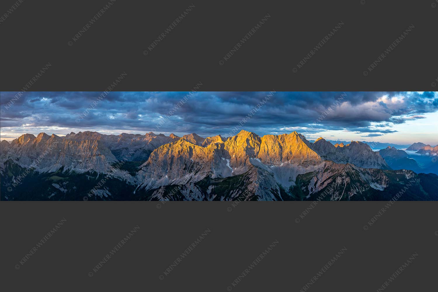 Erstes Sonnenlicht auf Raffelspitze, Hochkarspitze, Wörner und die nördliche Karwendelkette - Firewall 4:1  -- Morgenstimmung Hochkarspitze Wörner im Karwendel - mehr Infos bei www.Kriner-Weiermann.de