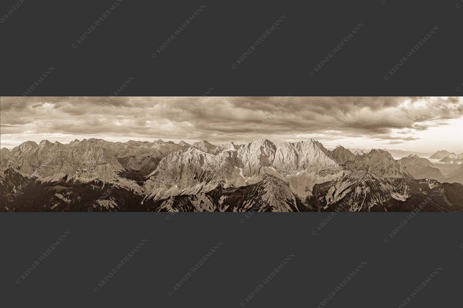 Erstes Sonnenlicht auf Raffelspitze, Hochkarspitze, Wörner und die nördliche Karwendelkette - Firewall 4:1 sepia -- Morgenstimmung Hochkarspitze Wörner im Karwendel - mehr Infos bei www.Kriner-Weiermann.de
