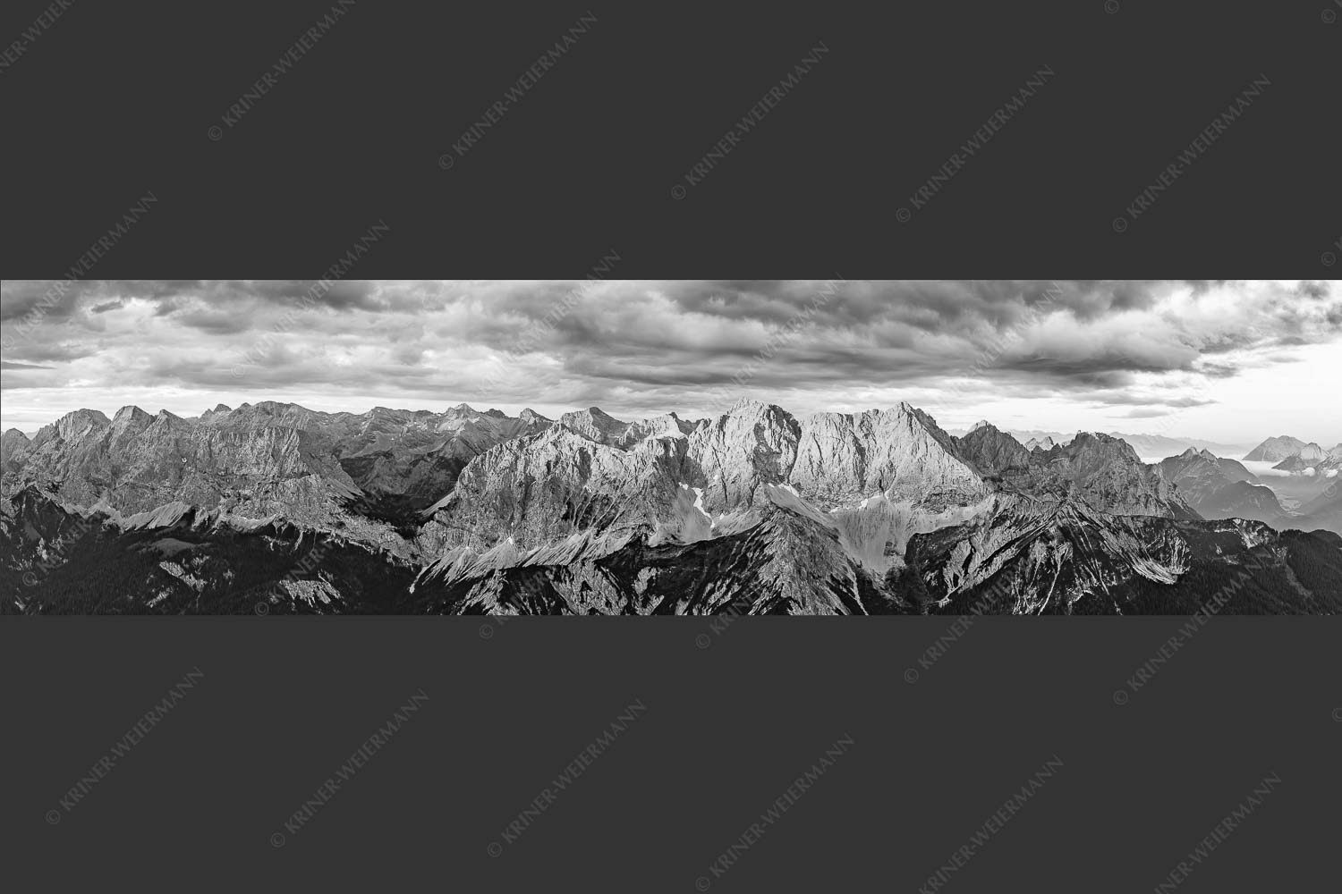 Erstes Sonnenlicht auf Raffelspitze, Hochkarspitze, Wörner und die nördliche Karwendelkette - Firewall 4:1 sw -- Morgenstimmung Hochkarspitze Wörner im Karwendel - mehr Infos bei www.Kriner-Weiermann.de