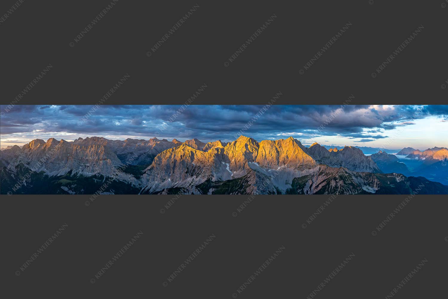 Erstes Sonnenlicht auf Raffelspitze, Hochkarspitze, Wörner und die nördliche Karwendelkette - Firewall 5:1  -- Morgenstimmung Hochkarspitze Wörner im Karwendel - mehr Infos bei www.Kriner-Weiermann.de
