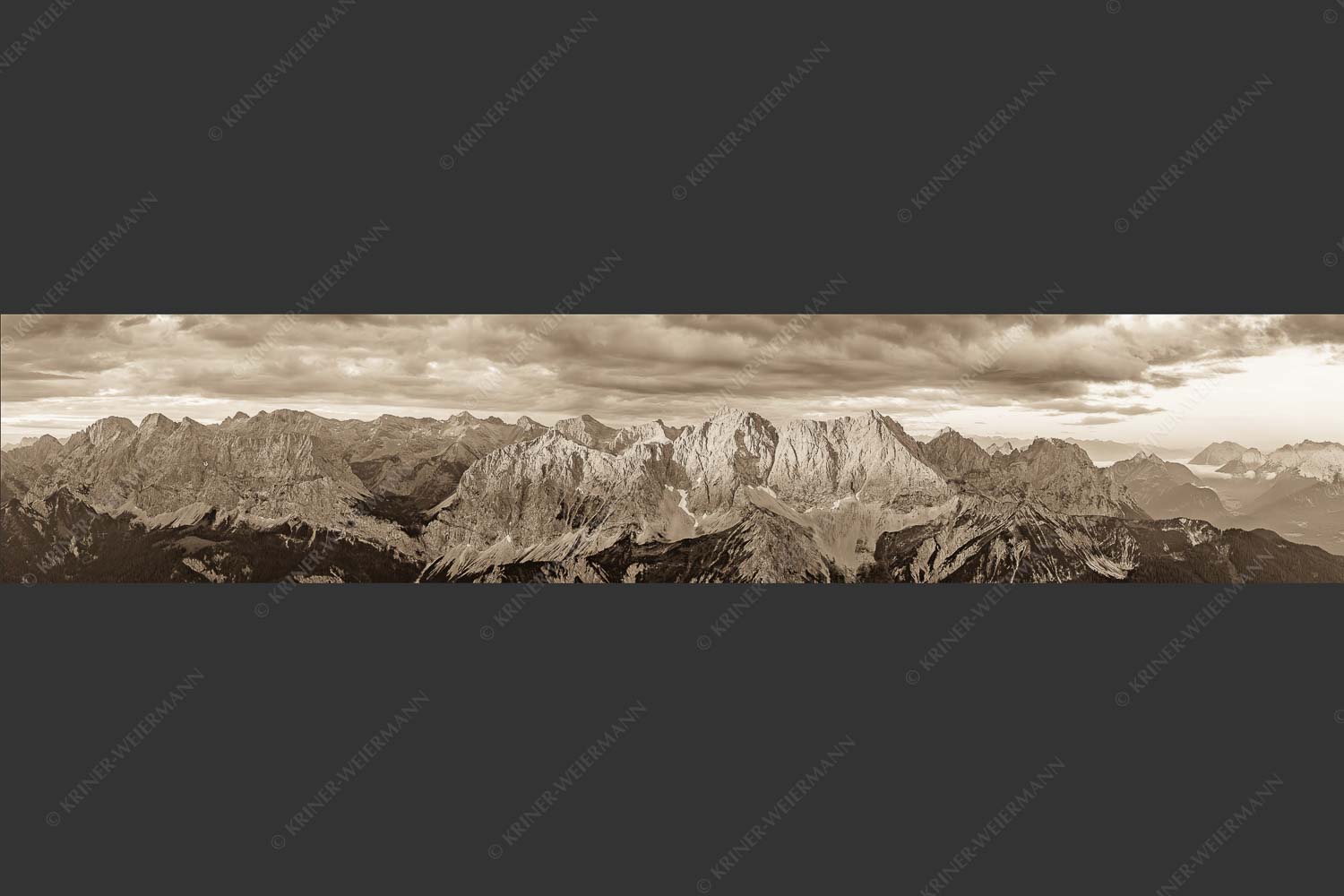 Erstes Sonnenlicht auf Raffelspitze, Hochkarspitze, Wörner und die nördliche Karwendelkette - Firewall 5:1 sepia -- Morgenstimmung Hochkarspitze Wörner im Karwendel - mehr Infos bei www.Kriner-Weiermann.de