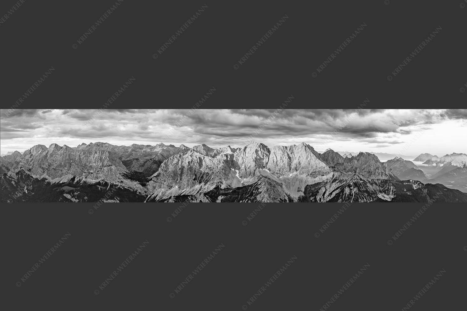 Erstes Sonnenlicht auf Raffelspitze, Hochkarspitze, Wörner und die nördliche Karwendelkette - Firewall 5:1 sw -- Morgenstimmung Hochkarspitze Wörner im Karwendel - mehr Infos bei www.Kriner-Weiermann.de