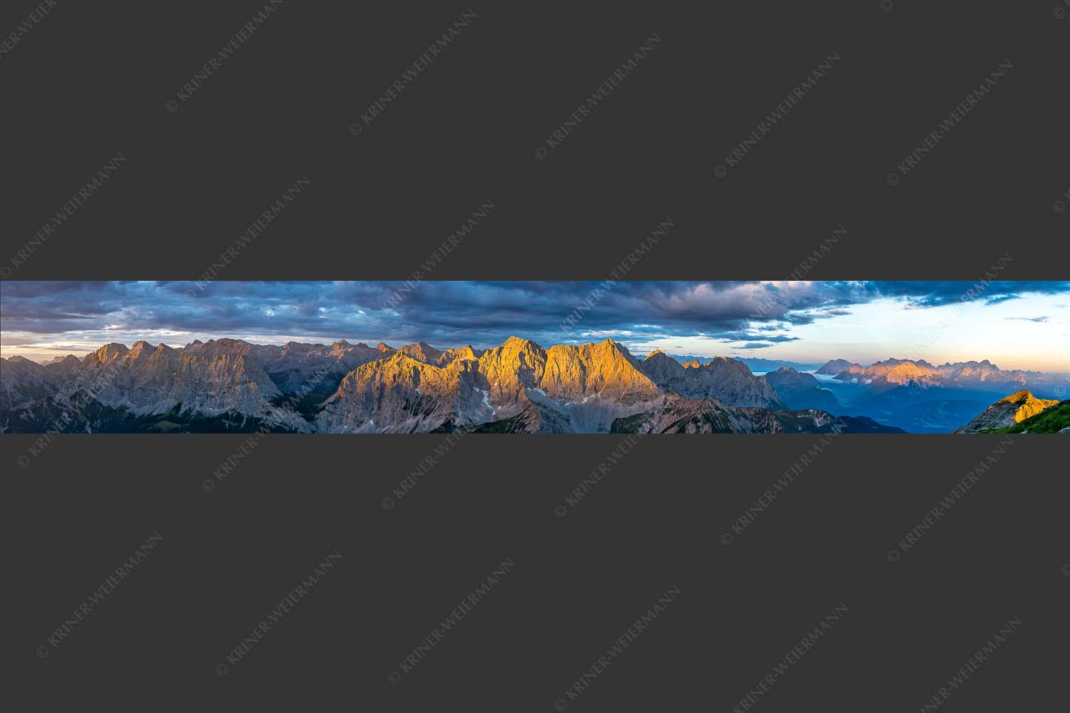 Erstes Sonnenlicht auf Raffelspitze, Hochkarspitze, Wörner und die nördliche Karwendelkette - Firewall 7:1  -- Morgenstimmung Hochkarspitze Wörner im Karwendel - mehr Infos bei www.Kriner-Weiermann.de