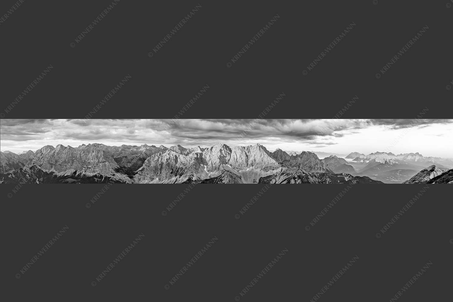 Erstes Sonnenlicht auf Raffelspitze, Hochkarspitze, Wörner und die nördliche Karwendelkette - Firewall 7:1 sw -- Morgenstimmung Hochkarspitze Wörner im Karwendel - mehr Infos bei www.Kriner-Weiermann.de
