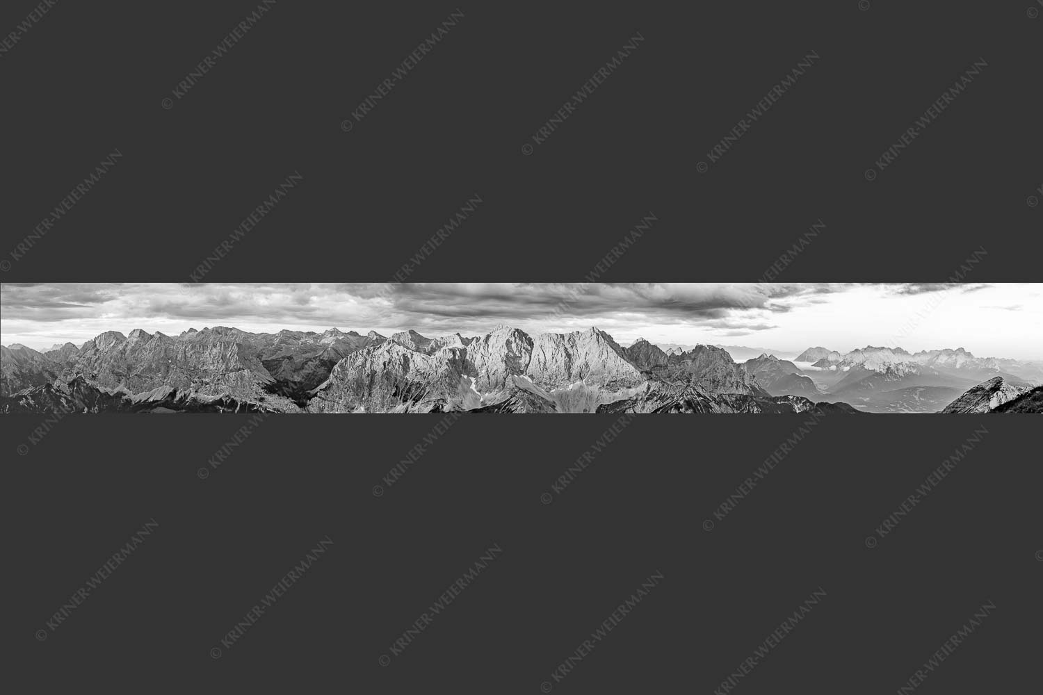 Erstes Sonnenlicht auf Raffelspitze, Hochkarspitze, Wörner und die nördliche Karwendelkette - Firewall 8:1 sw -- Morgenstimmung Hochkarspitze Wörner im Karwendel - mehr Infos bei www.Kriner-Weiermann.de