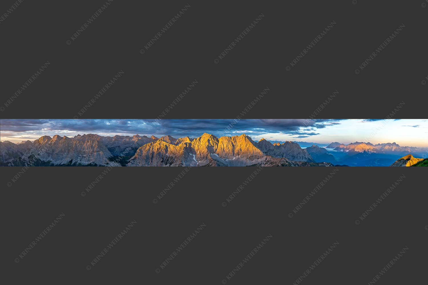 Erstes Sonnenlicht auf Raffelspitze, Hochkarspitze, Wörner und die nördliche Karwendelkette - Firewall 9:1  -- Morgenstimmung Hochkarspitze Wörner im Karwendel - mehr Infos bei www.Kriner-Weiermann.de