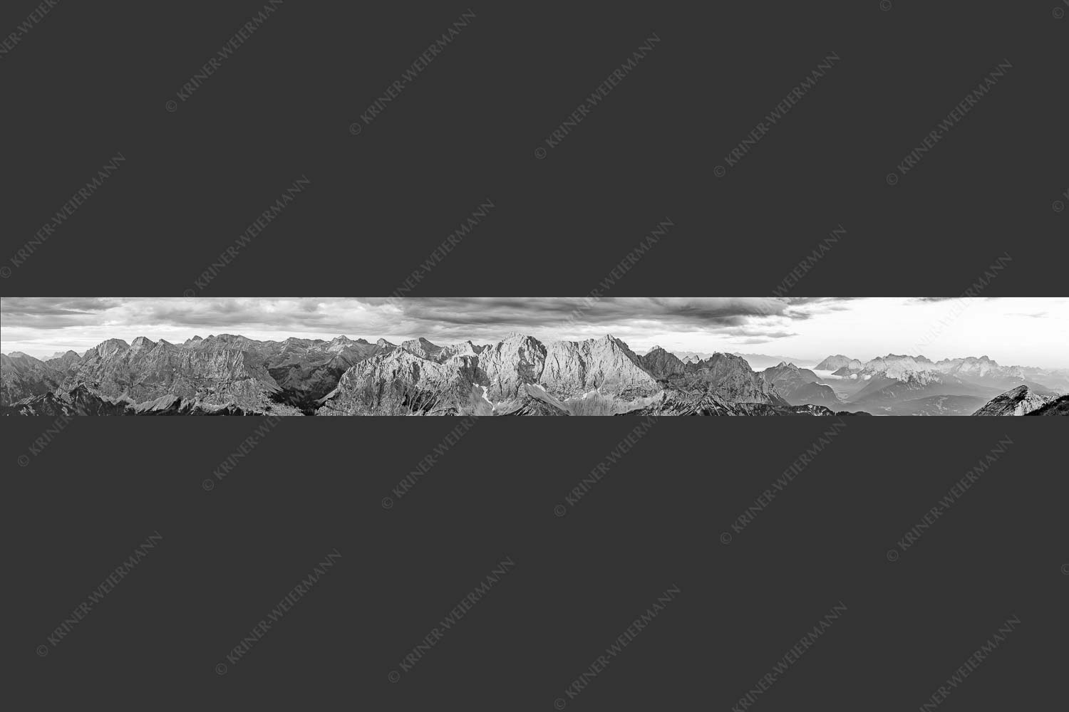 Erstes Sonnenlicht auf Raffelspitze, Hochkarspitze, Wörner und die nördliche Karwendelkette - Firewall 9:1 sw -- Morgenstimmung Hochkarspitze Wörner im Karwendel - mehr Infos bei www.Kriner-Weiermann.de