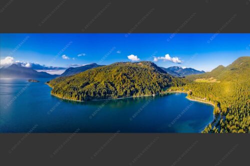 Blick über den Walchensee mit Insel Sassau zum Jochberg und Benediktenwand - Fischberg 2,5:1  -- Walchensee Niedernach Sassau - mehr Infos bei www.Kriner-Weiermann.de