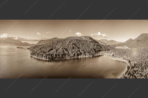 Blick über den Walchensee mit Insel Sassau zum Jochberg und Benediktenwand - Fischberg 2,5:1 sepia -- Walchensee Niedernach Sassau - mehr Infos bei www.Kriner-Weiermann.de