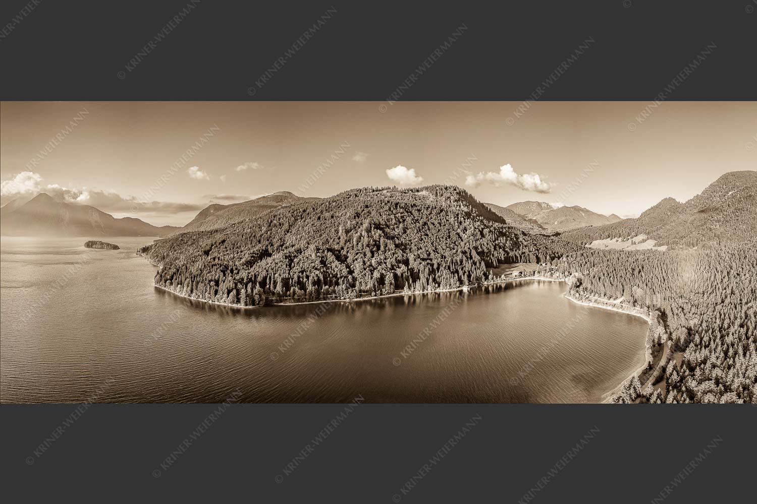 Blick über den Walchensee mit Insel Sassau zum Jochberg und Benediktenwand - Fischberg 2,5:1 sepia -- Walchensee Niedernach Sassau - mehr Infos bei www.Kriner-Weiermann.de