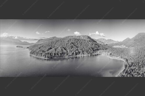 Blick über den Walchensee mit Insel Sassau zum Jochberg und Benediktenwand - Fischberg 2,5:1 sw -- Walchensee Niedernach Sassau - mehr Infos bei www.Kriner-Weiermann.de