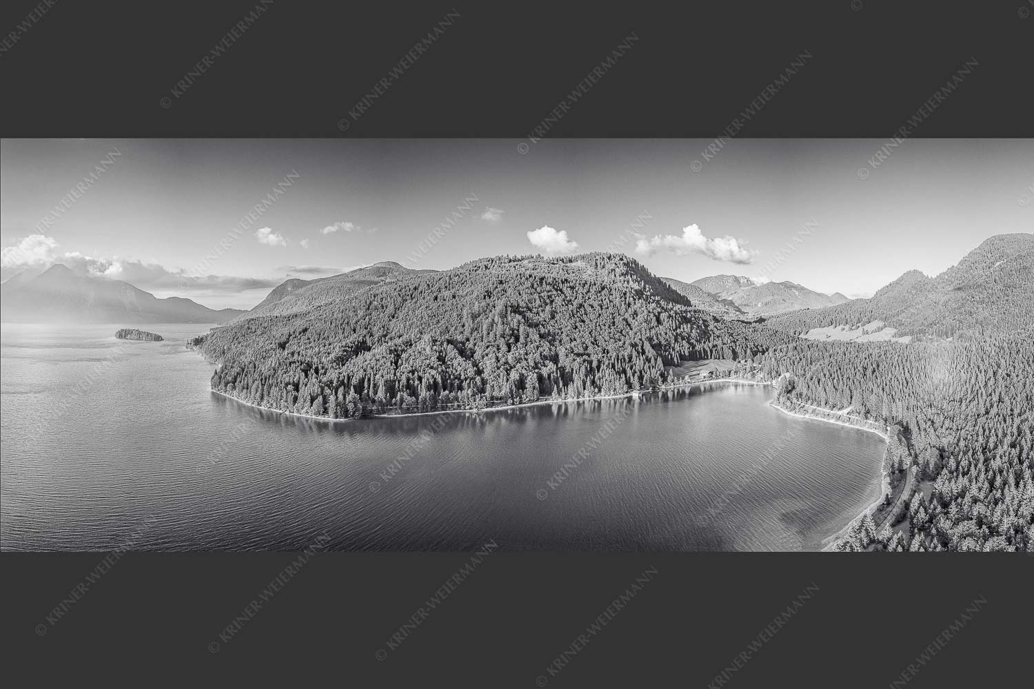 Blick über den Walchensee mit Insel Sassau zum Jochberg und Benediktenwand - Fischberg 2,5:1 sw -- Walchensee Niedernach Sassau - mehr Infos bei www.Kriner-Weiermann.de
