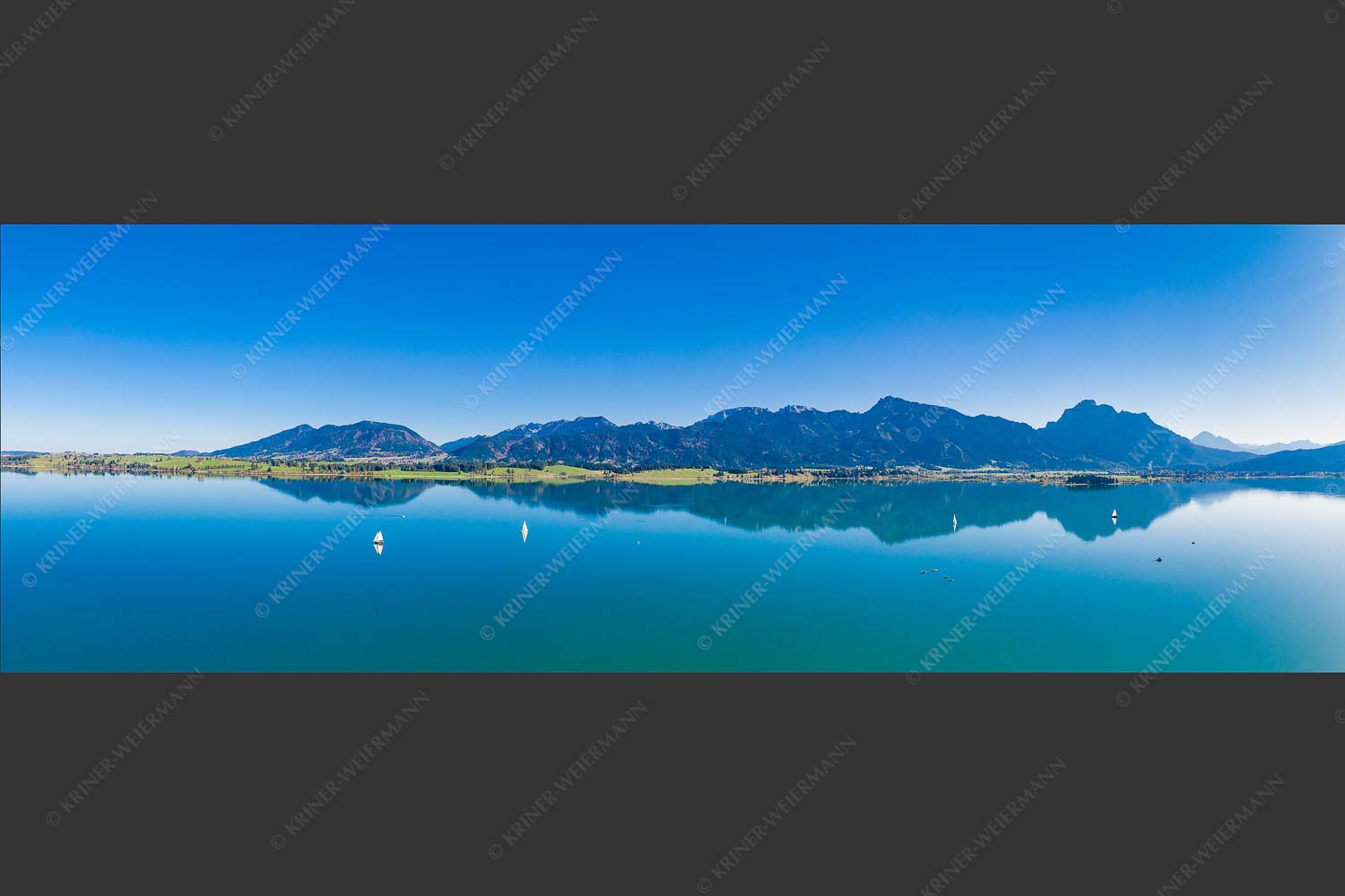 Blick über Forggensee ins Ammergebirge - Forggensee Segler 3:1  -- Segelschiff auf Forggensee - mehr Infos bei www.Kriner-Weiermann.de