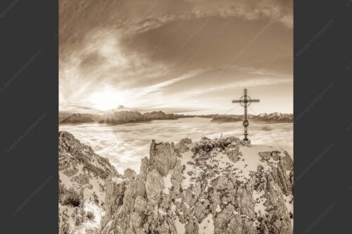 Blick vom Signalkopf über Wolkenmeer über dem Oberen Isartal zum Sonnenuntergang im Wetterstein - Fortuna II 1:1 sepia -- Klettern zum Signalkopf - mehr Infos bei www.Kriner-Weiermann.de