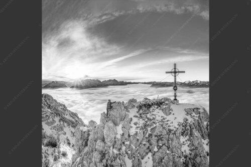 Blick vom Signalkopf über Wolkenmeer über dem Oberen Isartal zum Sonnenuntergang im Wetterstein - Fortuna II 1:1 sw -- Klettern zum Signalkopf - mehr Infos bei www.Kriner-Weiermann.de