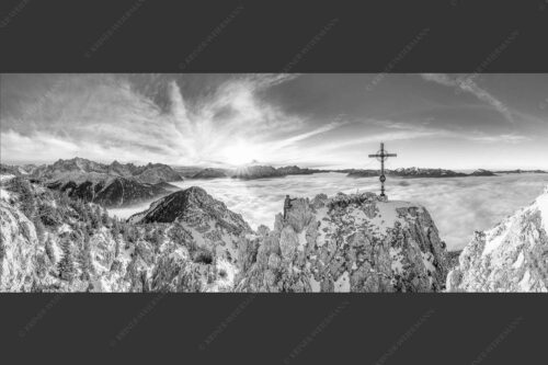 Blick vom Signalkopf über Wolkenmeer über dem Oberen Isartal zum Sonnenuntergang im Wetterstein - Fortuna II 2,5:1 sw -- Klettern zum Signalkopf - mehr Infos bei www.Kriner-Weiermann.de