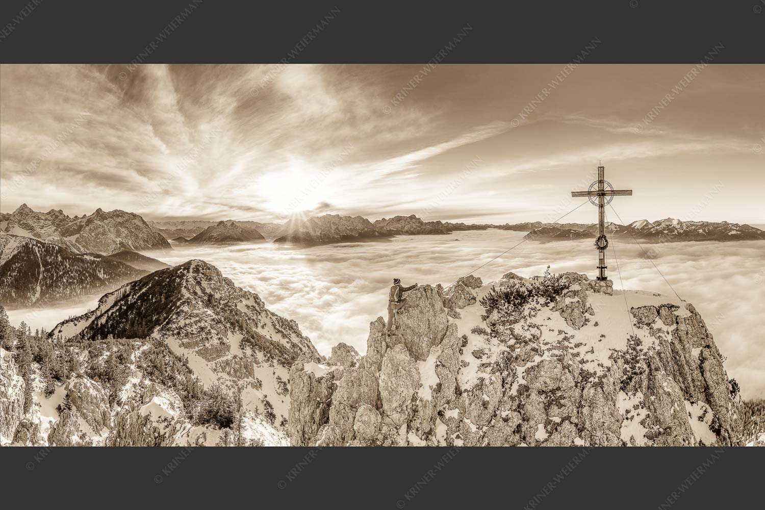 Blick vom Signalkopf über Wolkenmeer über dem Oberen Isartal zum Sonnenuntergang im Wetterstein - Fortuna II 2:1 sepia -- Klettern zum Signalkopf - mehr Infos bei www.Kriner-Weiermann.de