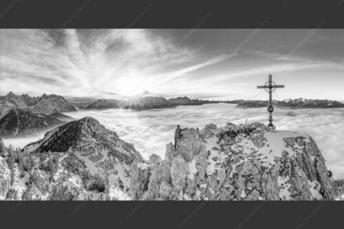 Blick vom Signalkopf über Wolkenmeer über dem Oberen Isartal zum Sonnenuntergang im Wetterstein - Fortuna II 2:1 sw -- Klettern zum Signalkopf - mehr Infos bei www.Kriner-Weiermann.de
