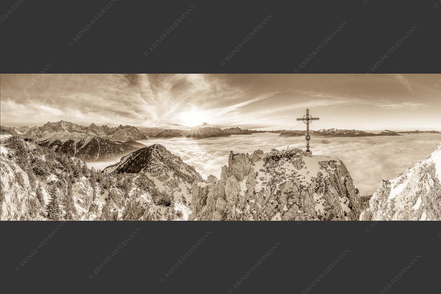 Blick vom Signalkopf über Wolkenmeer über dem Oberen Isartal zum Sonnenuntergang im Wetterstein - Fortuna II 3:1 sepia -- Klettern zum Signalkopf - mehr Infos bei www.Kriner-Weiermann.de