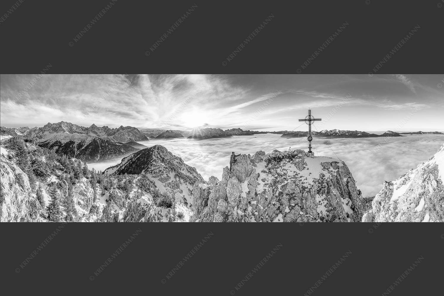 Blick vom Signalkopf über Wolkenmeer über dem Oberen Isartal zum Sonnenuntergang im Wetterstein - Fortuna II 3:1 sw -- Klettern zum Signalkopf - mehr Infos bei www.Kriner-Weiermann.de