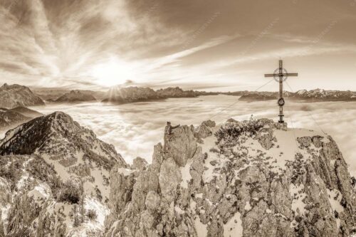 Blick vom Signalkopf über Wolkenmeer über dem Oberen Isartal zum Sonnenuntergang im Wetterstein - Fortuna II 3:2 sepia -- Klettern zum Signalkopf - mehr Infos bei www.Kriner-Weiermann.de