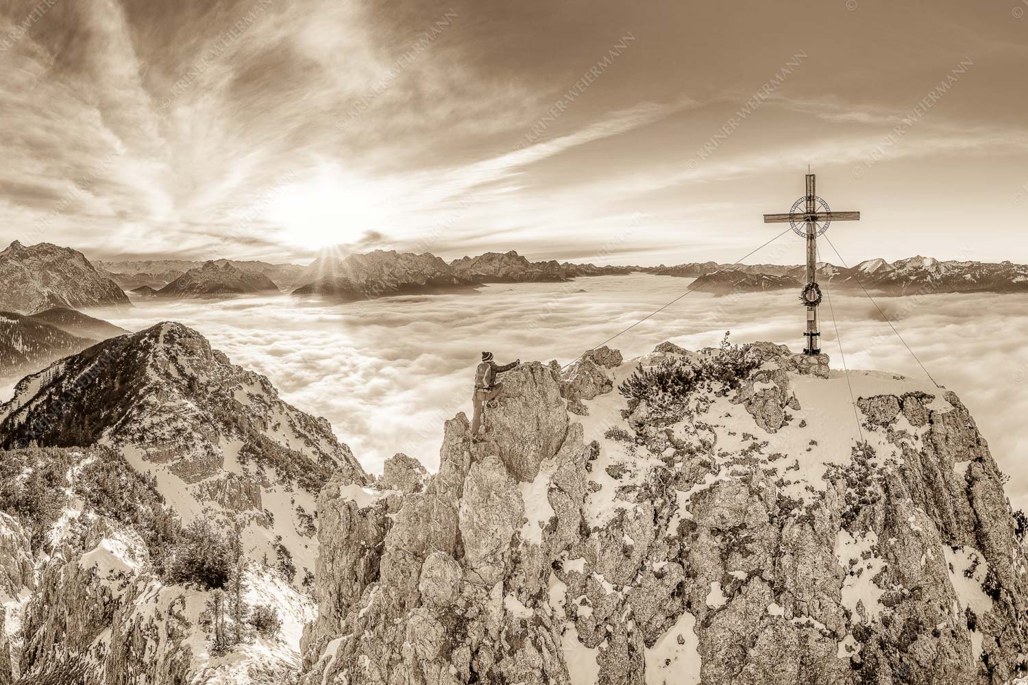 Blick vom Signalkopf über Wolkenmeer über dem Oberen Isartal zum Sonnenuntergang im Wetterstein - Fortuna II 3:2 sepia -- Klettern zum Signalkopf - mehr Infos bei www.Kriner-Weiermann.de