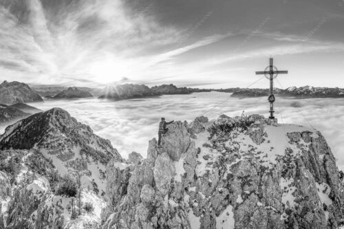 Blick vom Signalkopf über Wolkenmeer über dem Oberen Isartal zum Sonnenuntergang im Wetterstein - Fortuna II 3:2 sw -- Klettern zum Signalkopf - mehr Infos bei www.Kriner-Weiermann.de