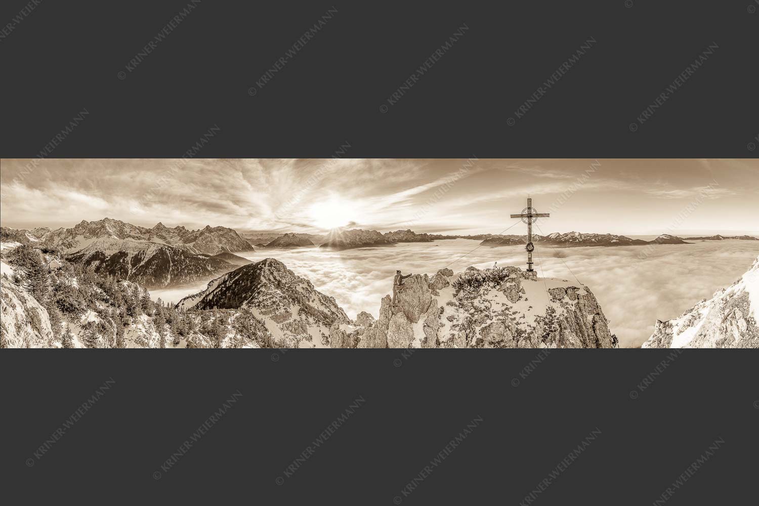 Blick vom Signalkopf über Wolkenmeer über dem Oberen Isartal zum Sonnenuntergang im Wetterstein - Fortuna II 4:1 sepia -- Klettern zum Signalkopf - mehr Infos bei www.Kriner-Weiermann.de