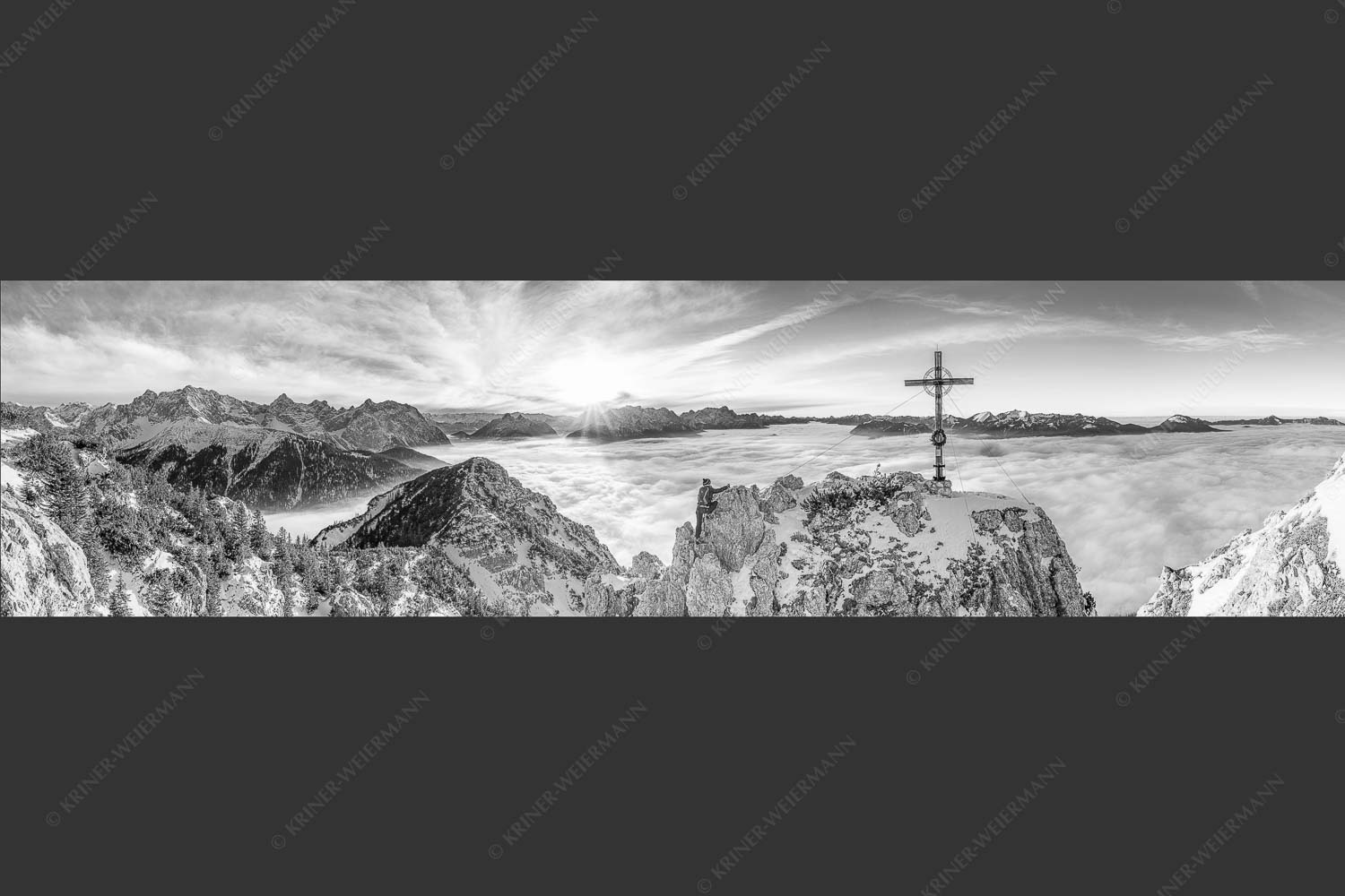 Blick vom Signalkopf über Wolkenmeer über dem Oberen Isartal zum Sonnenuntergang im Wetterstein - Fortuna II 4:1 sw -- Klettern zum Signalkopf - mehr Infos bei www.Kriner-Weiermann.de