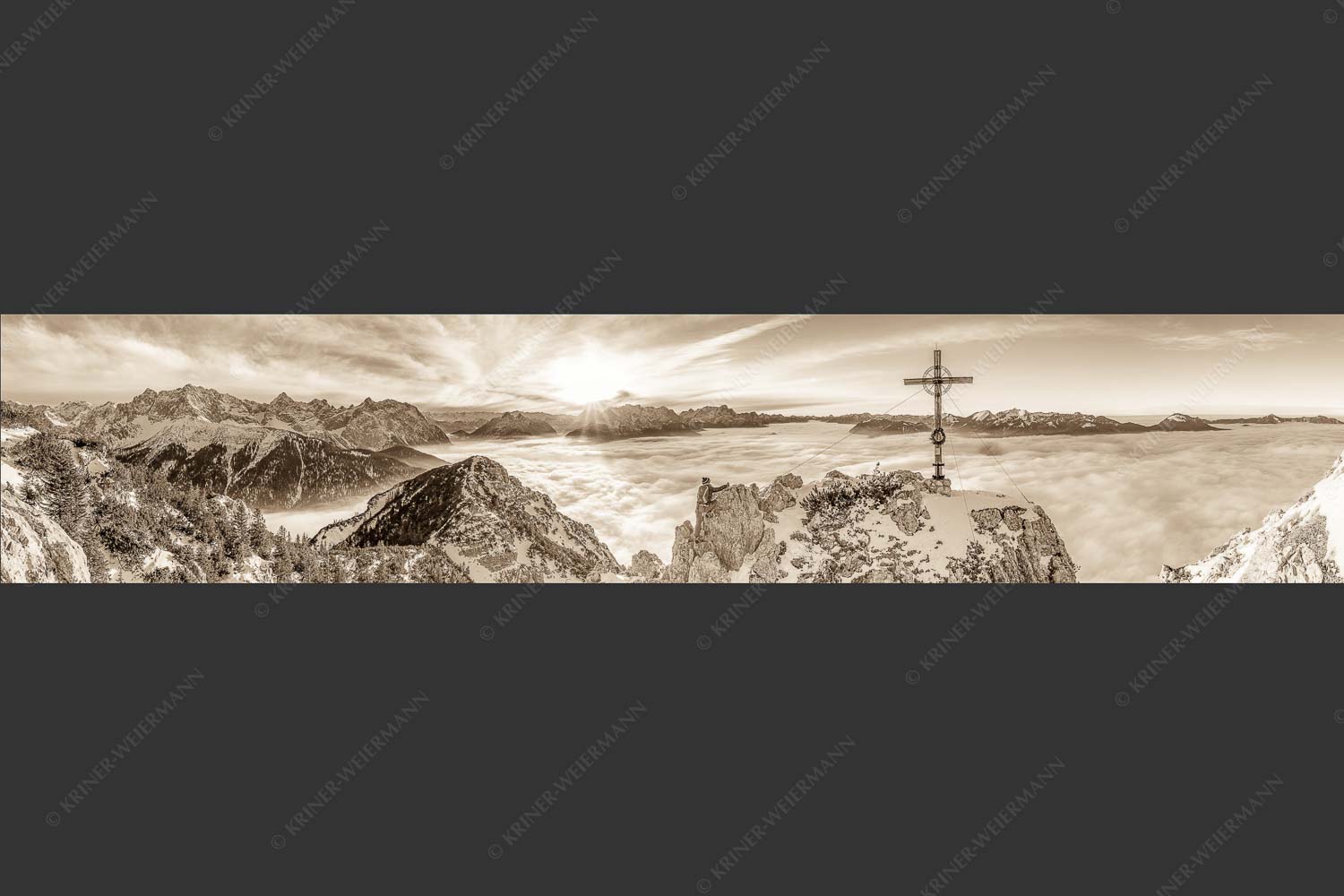 Blick vom Signalkopf über Wolkenmeer über dem Oberen Isartal zum Sonnenuntergang im Wetterstein - Fortuna II 5:1 sepia -- Klettern zum Signalkopf - mehr Infos bei www.Kriner-Weiermann.de
