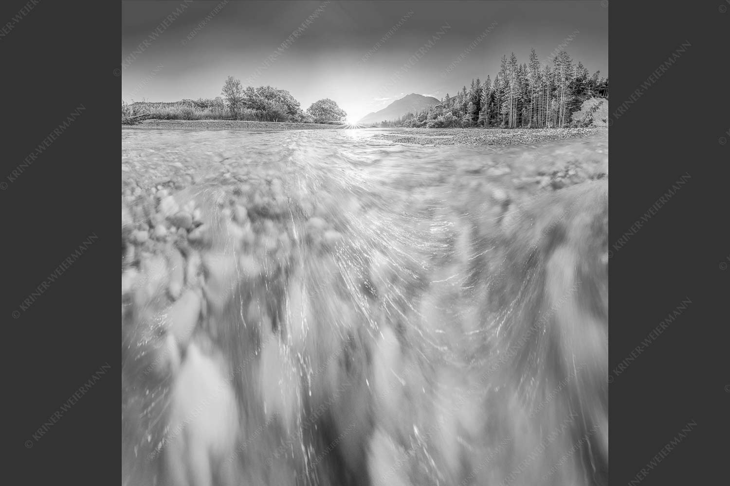 Sonnenaufgang an der Isar mit Karwendelgebirge - Freude am Fließen 1:1 sw -- Isar Wasser - mehr Infos bei www.Kriner-Weiermann.de