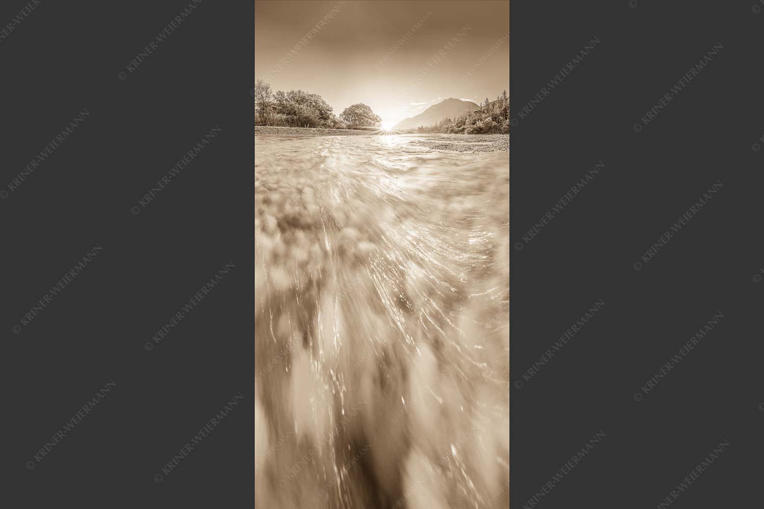Sonnenaufgang an der Isar mit Karwendelgebirge - Freude am Fließen 1:2 sepia -- Isar Wasser - mehr Infos bei www.Kriner-Weiermann.de