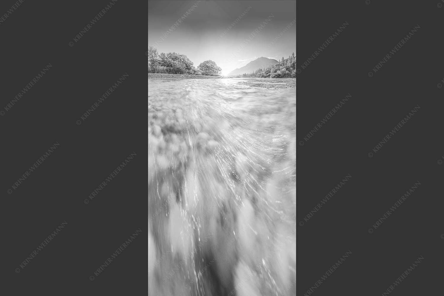 Sonnenaufgang an der Isar mit Karwendelgebirge - Freude am Fließen 1:2 sw -- Isar Wasser - mehr Infos bei www.Kriner-Weiermann.de