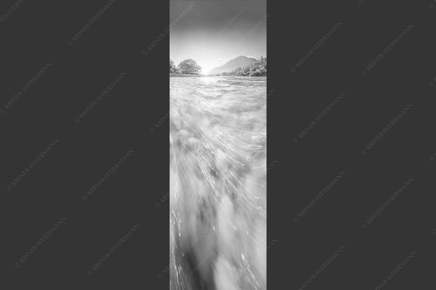 Sonnenaufgang an der Isar mit Karwendelgebirge - Freude am Fließen 1:3 sw -- Isar Wasser - mehr Infos bei www.Kriner-Weiermann.de