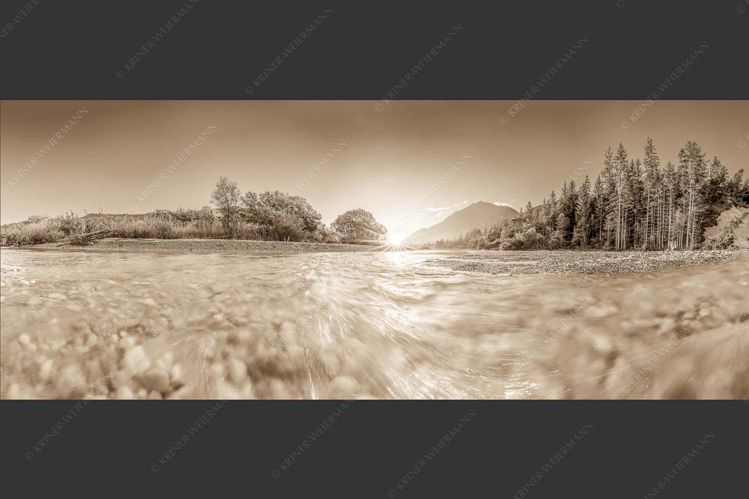Sonnenaufgang an der Isar mit Karwendelgebirge - Freude am Fließen 2,5:1 sepia -- Isar Wasser - mehr Infos bei www.Kriner-Weiermann.de