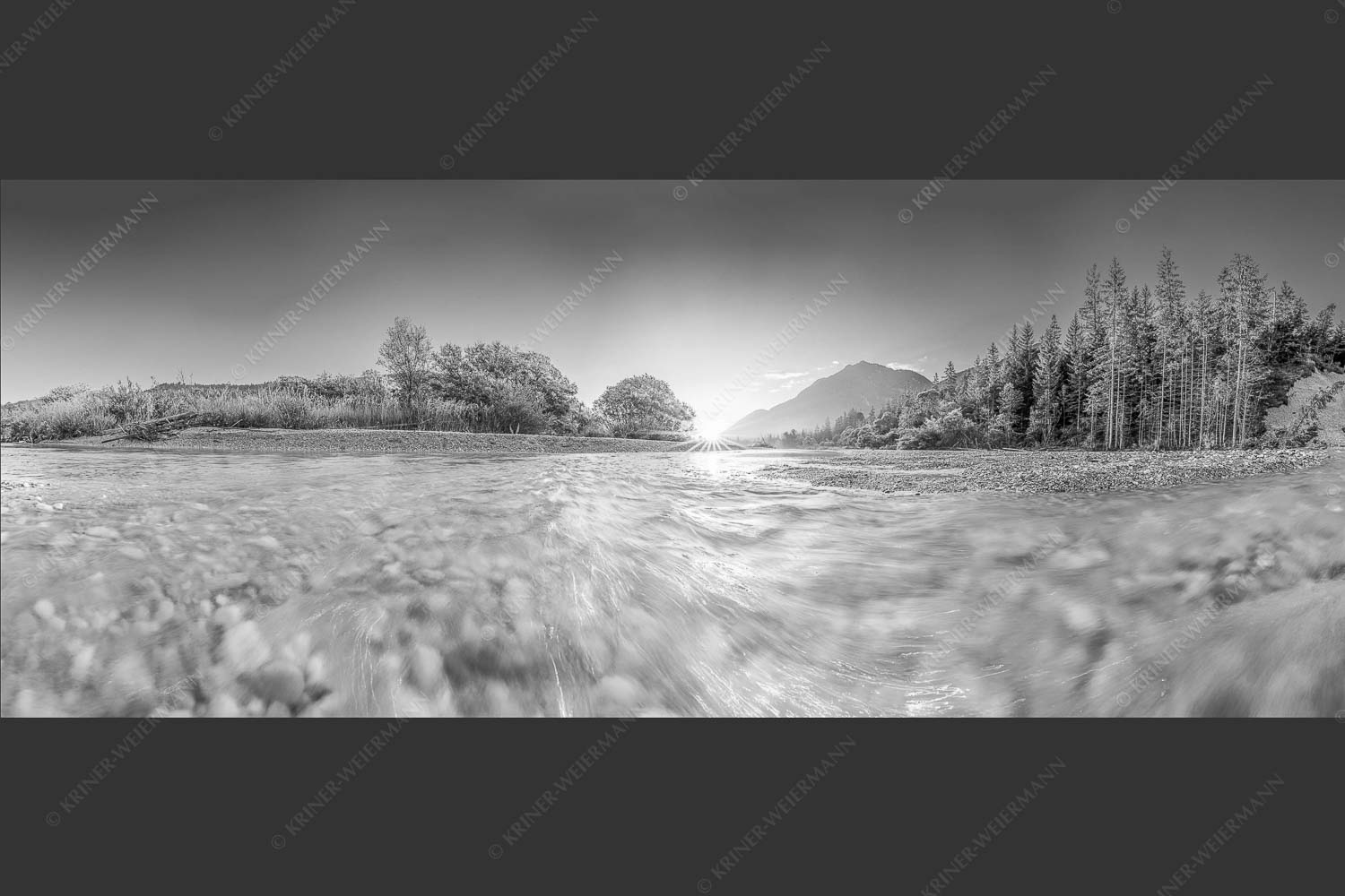 Sonnenaufgang an der Isar mit Karwendelgebirge - Freude am Fließen 2,5:1 sw -- Isar Wasser - mehr Infos bei www.Kriner-Weiermann.de