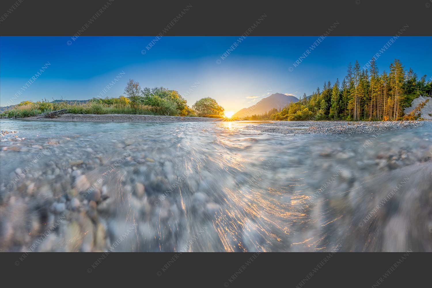 Sonnenaufgang an der Isar mit Karwendelgebirge - Freude am Fließen 2:1  -- Isar Wasser - mehr Infos bei www.Kriner-Weiermann.de