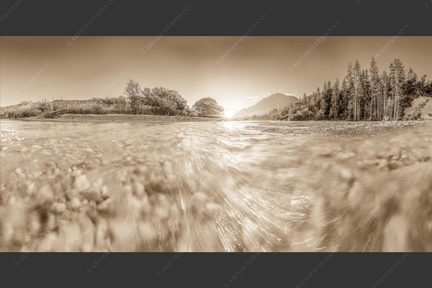 Sonnenaufgang an der Isar mit Karwendelgebirge - Freude am Fließen 2:1 sepia -- Isar Wasser - mehr Infos bei www.Kriner-Weiermann.de