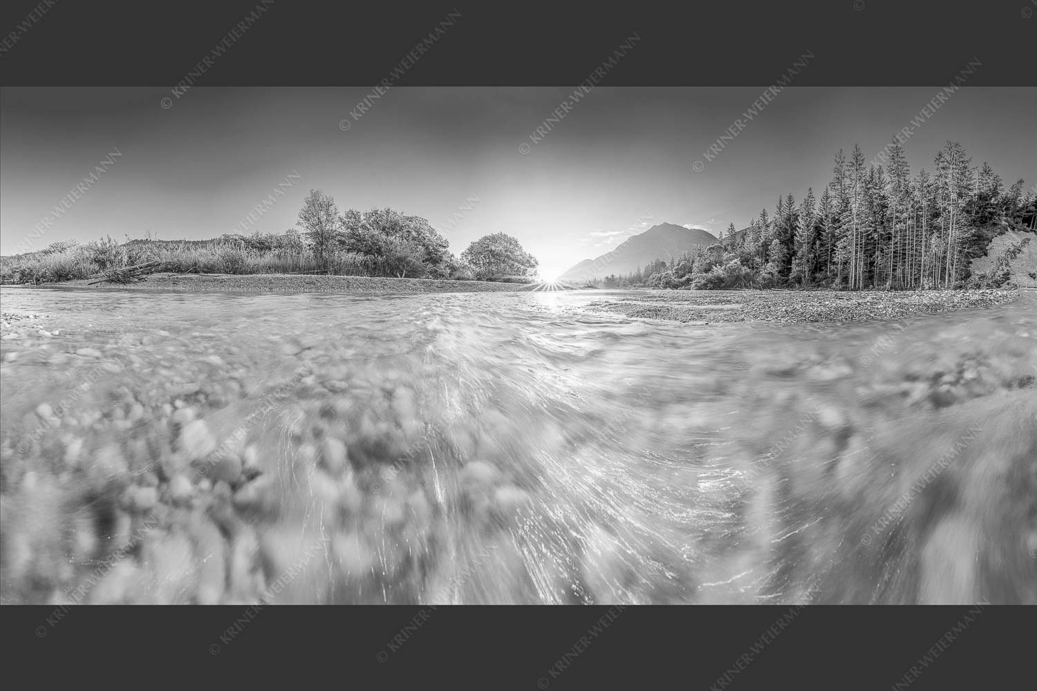 Sonnenaufgang an der Isar mit Karwendelgebirge - Freude am Fließen 2:1 sw -- Isar Wasser - mehr Infos bei www.Kriner-Weiermann.de