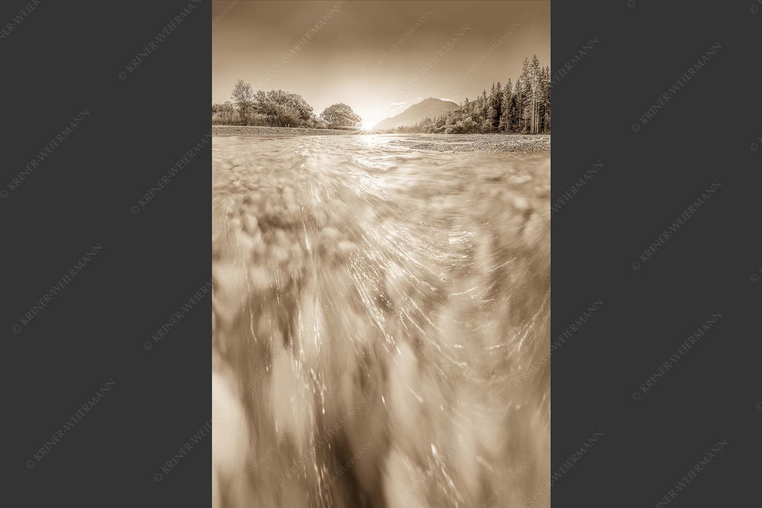 Sonnenaufgang an der Isar mit Karwendelgebirge - Freude am Fließen 2:3 sepia -- Isar Wasser - mehr Infos bei www.Kriner-Weiermann.de