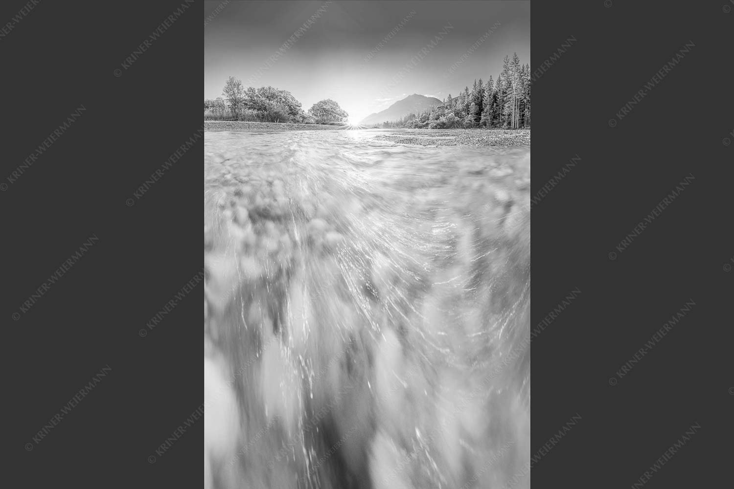 Sonnenaufgang an der Isar mit Karwendelgebirge - Freude am Fließen 2:3 sw -- Isar Wasser - mehr Infos bei www.Kriner-Weiermann.de