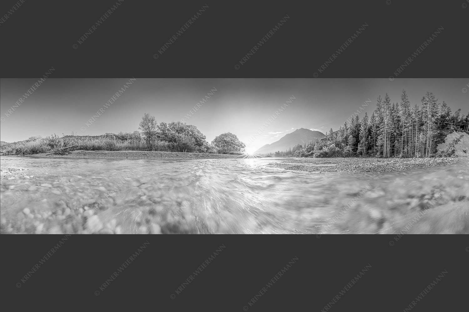 Sonnenaufgang an der Isar mit Karwendelgebirge - Freude am Fließen 3:1 sw -- Isar Wasser - mehr Infos bei www.Kriner-Weiermann.de
