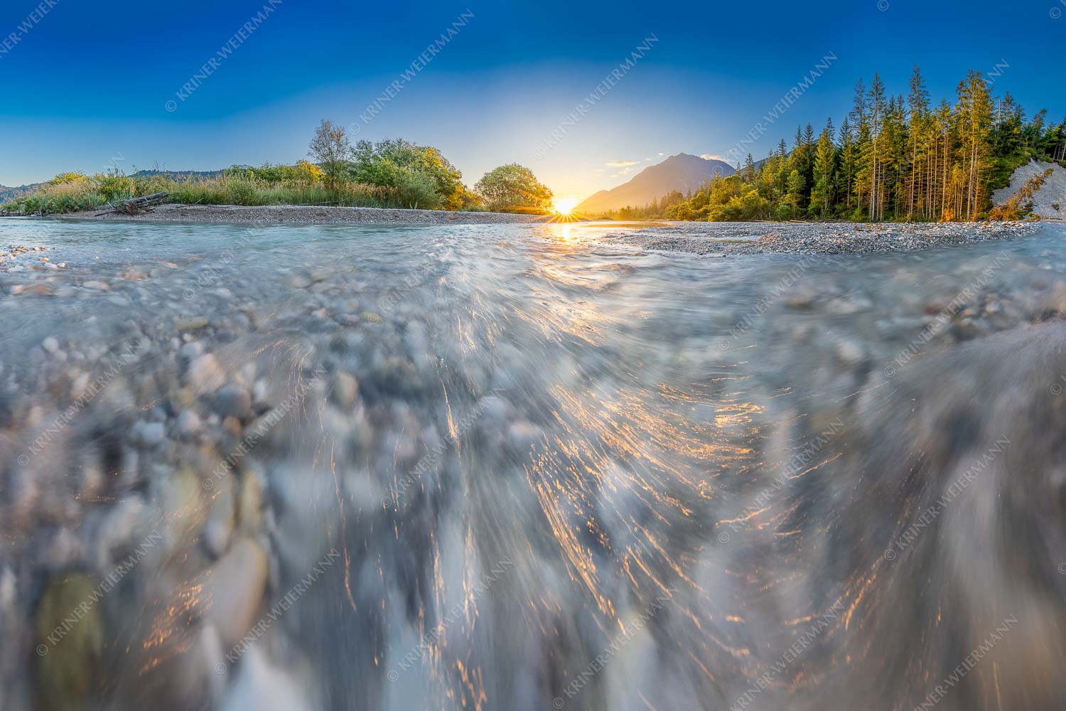 Sonnenaufgang an der Isar mit Karwendelgebirge - Freude am Fließen 3:2  -- Isar Wasser - mehr Infos bei www.Kriner-Weiermann.de