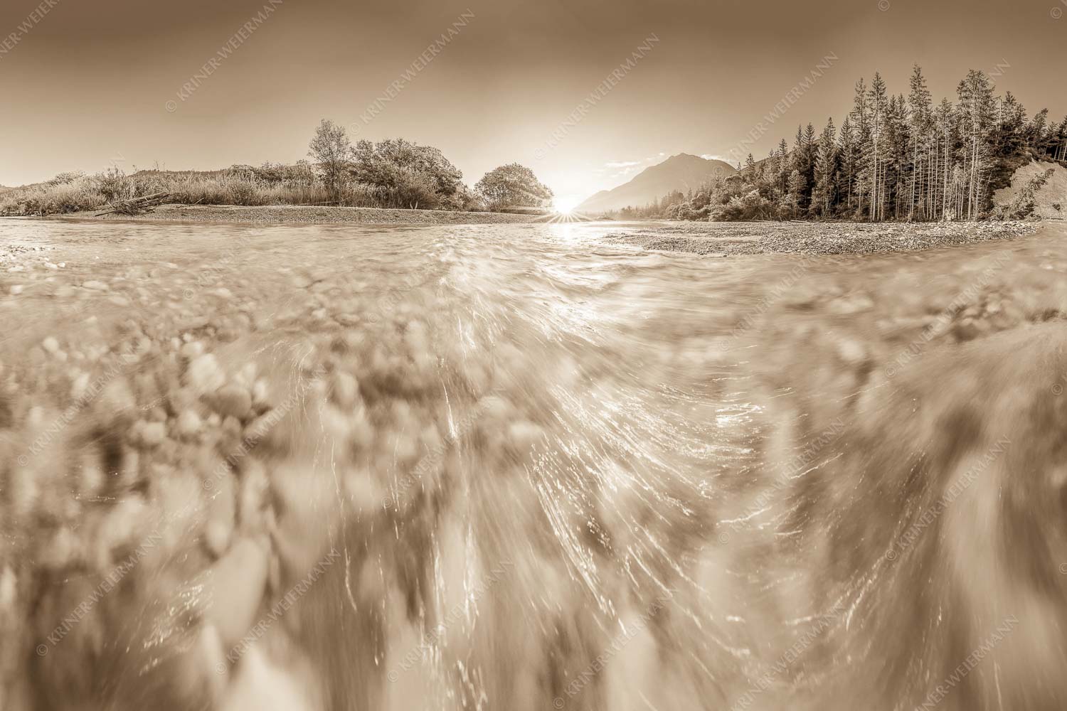 Sonnenaufgang an der Isar mit Karwendelgebirge - Freude am Fließen 3:2 sepia -- Isar Wasser - mehr Infos bei www.Kriner-Weiermann.de