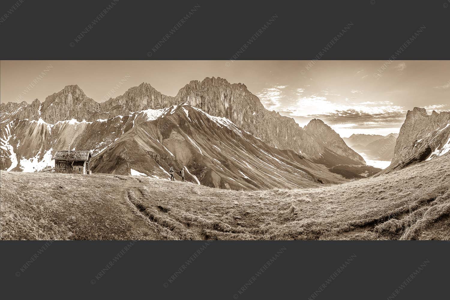 Wanderer blicken über das Puittal im Wetterstein zum bevorstehenden Sonnenaufgang - Freude wenn sie aufgeht 2,5:1 sepia -- Wandern ins Puittal im Wetterstein - mehr Infos bei www.Kriner-Weiermann.de