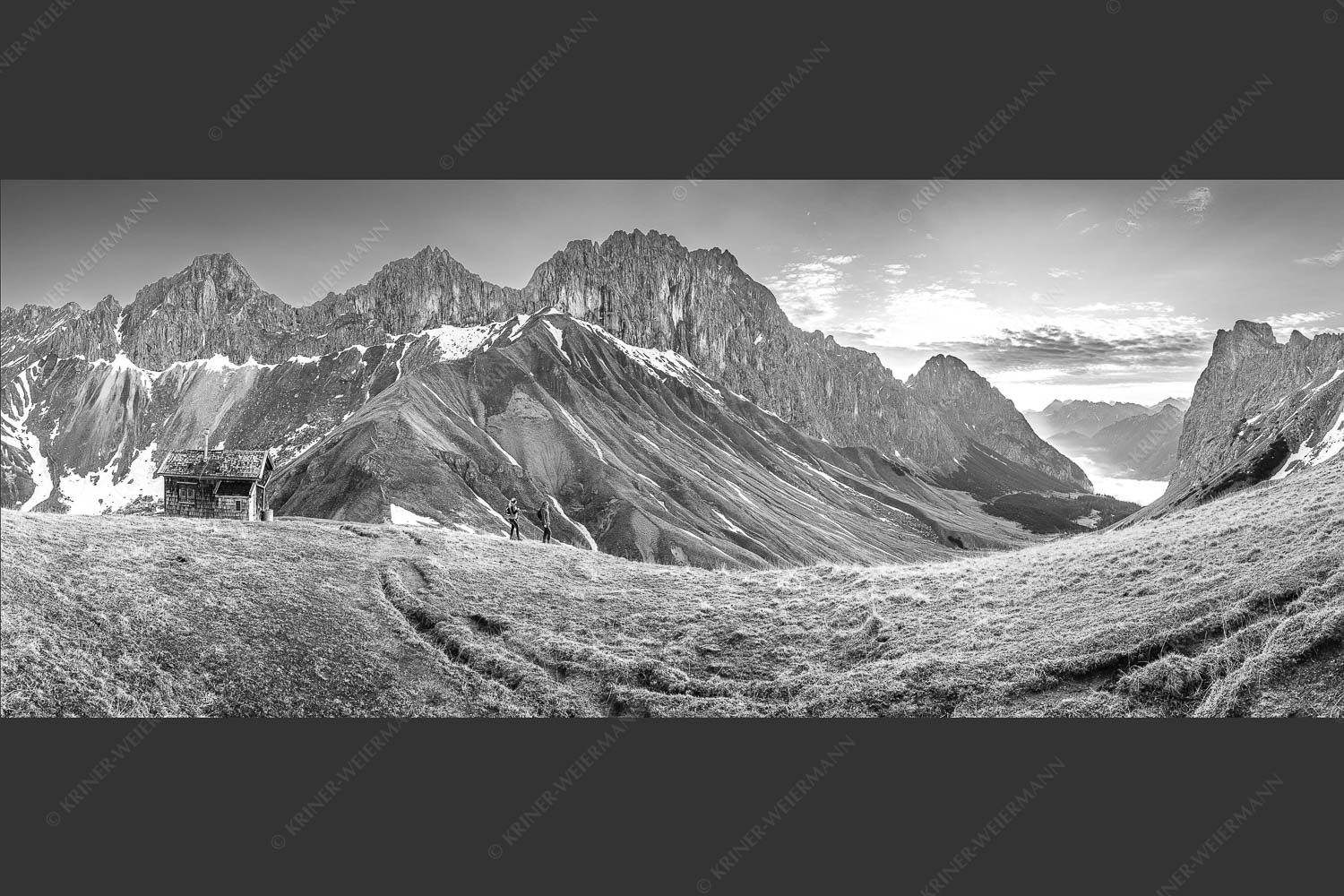 Wanderer blicken über das Puittal im Wetterstein zum bevorstehenden Sonnenaufgang - Freude wenn sie aufgeht 2,5:1 sw -- Wandern ins Puittal im Wetterstein - mehr Infos bei www.Kriner-Weiermann.de
