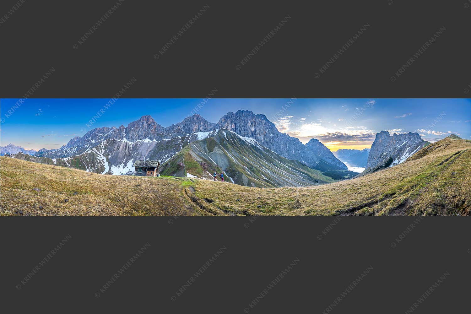 Wanderer blicken über das Puittal im Wetterstein zum bevorstehenden Sonnenaufgang - Freude wenn sie aufgeht 4:1  -- Wandern ins Puittal im Wetterstein - mehr Infos bei www.Kriner-Weiermann.de