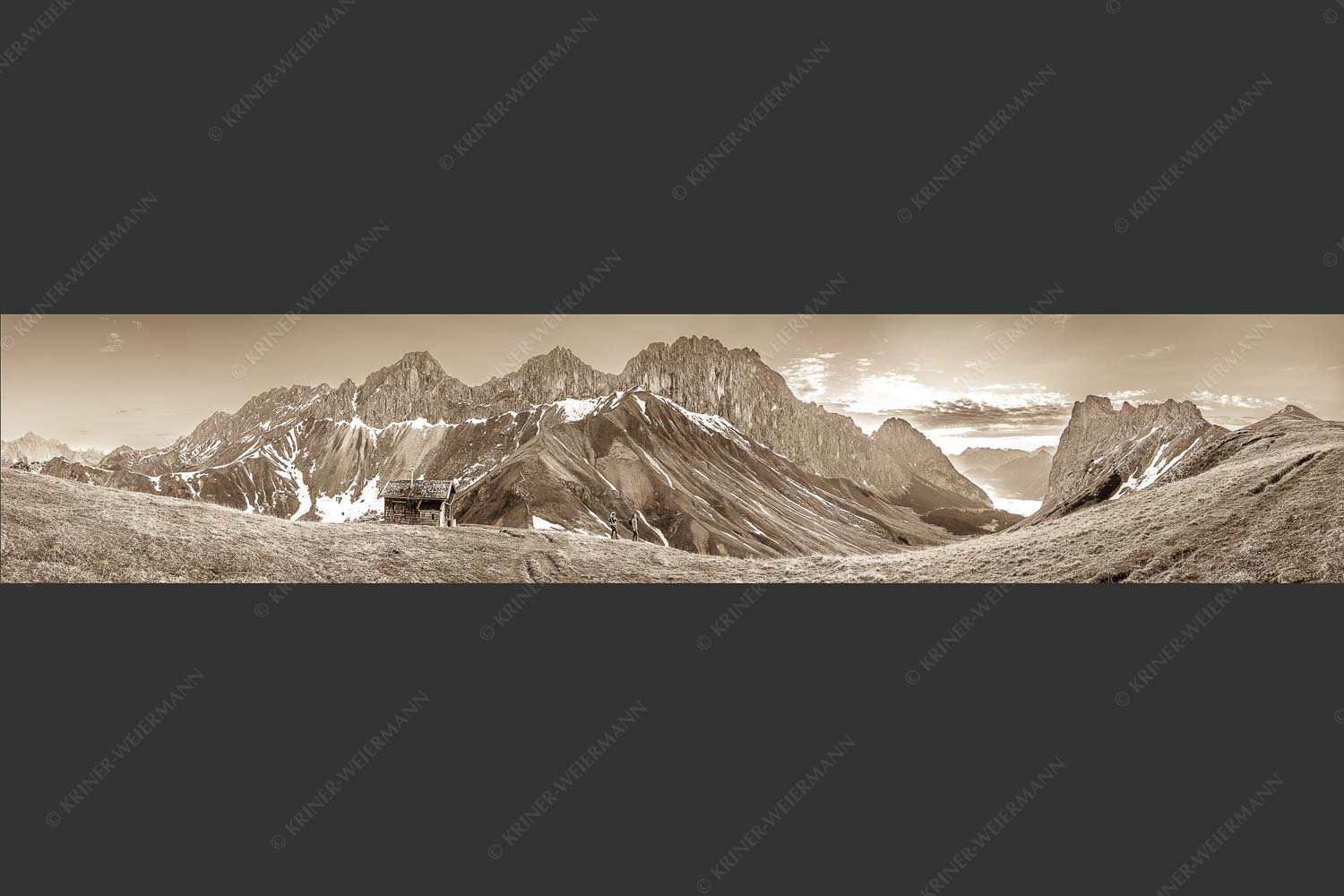 Wanderer blicken über das Puittal im Wetterstein zum bevorstehenden Sonnenaufgang - Freude wenn sie aufgeht 5:1 sepia -- Wandern ins Puittal im Wetterstein - mehr Infos bei www.Kriner-Weiermann.de